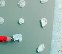 Nakładanie kleju na spodnią stronę płyty gipsowo-kartonowej