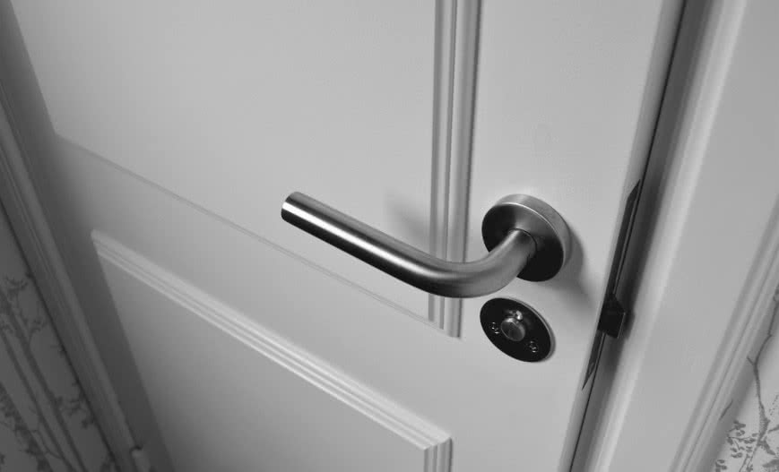 Jak zamontować osprzęt do drzwi wewnętrznych? 